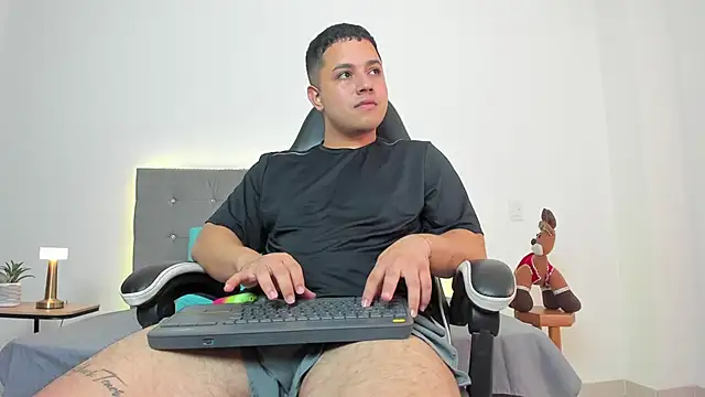 Snapshot of bry_hill chatting on November 26, 2025, 1:23 pm bry hill online show from November 26, 2025, 1:23 pm