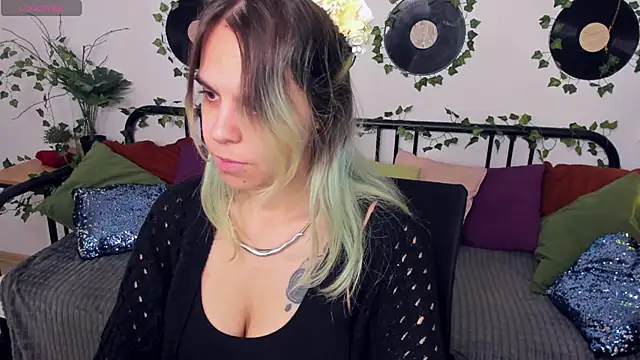 Snapshot of LiraBelle chatting on November 24, 2025, 3:28 am LiraBelle online show from November 24, 2025, 3:28 am