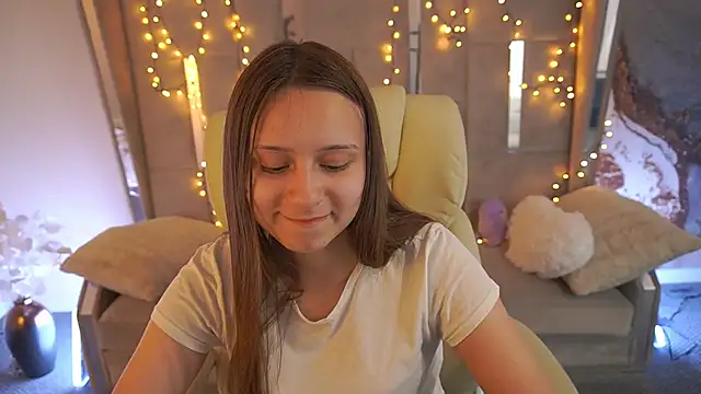 TinyNatalie online show from May 25, 2026, 12:33 pm