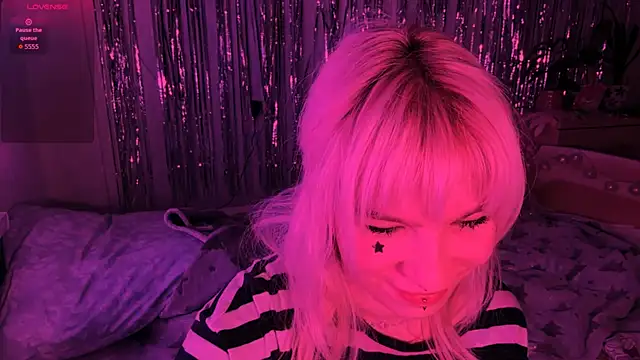 Snapshot of LolaDollyMur chatting on January 7, 2026, 7:16 pm LolaDollyMur online show from January 7, 2026, 7:16 pm