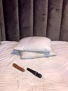 cuddlegiantbear online show from November 26, 2025, 4:13 am