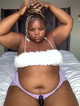 cuddlegiantbear online show from November 28, 2025, 7:33 am