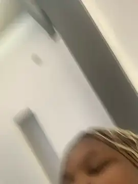 cuddlegiantbear online show from December 3, 2025, 8:23 am