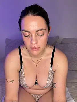 laraslittlesecrett online show from February 3, 2026, 12:21 pm