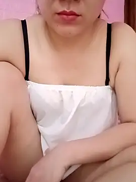 Snapshot of Lily-ross22 chatting on April 15, 2026, 8:43 am Lily-ross22 online show from April 15, 2026, 8:43 am