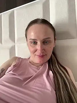 Snapshot of TomilaSi chatting on April 18, 2026, 12:20 pm TomilaSi online show from April 18, 2026, 12:20 pm