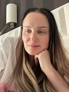 Snapshot of TomilaSi chatting on May 3, 2026, 12:22 pm TomilaSi online show from May 3, 2026, 12:22 pm