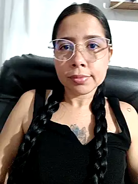 Snapshot of KarelysAC chatting on December 1, 2025, 12:48 am KarelysAC online show from December 1, 2025, 12:48 am