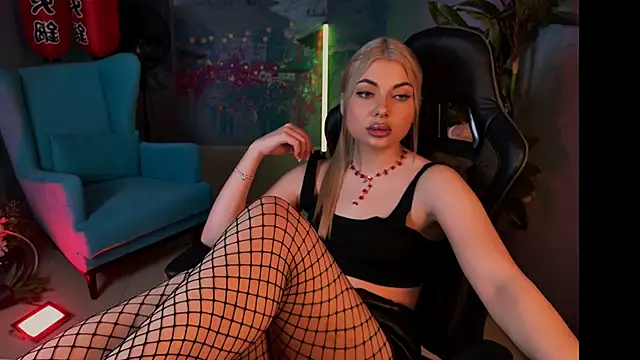 Snapshot of HyileyClark chatting on November 27, 2025, 1:35 pm HyileyClark online show from November 27, 2025, 1:35 pm