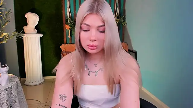 HyileyClark online show from February 3, 2026, 9:14 am