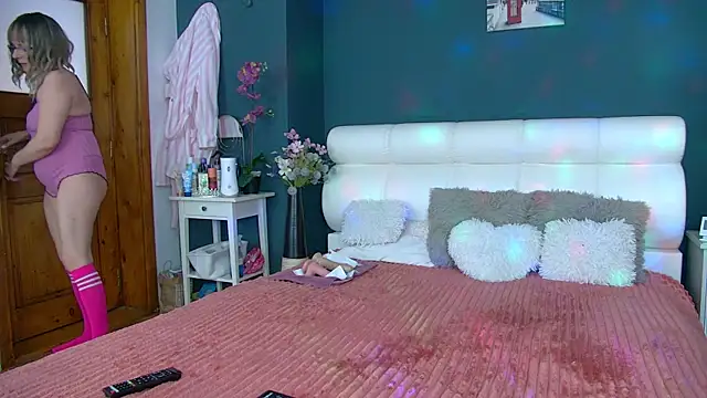 Cougar Milff online show from April 9, 2026, 2:00 pm