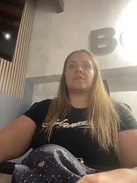 Snapshot of LoreinnFox chatting on April 4, 2026, 10:07 pm LoreinnFox online show from April 4, 2026, 10:07 pm