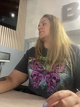 Snapshot of LoreinnFox chatting on April 5, 2026, 8:28 pm LoreinnFox online show from April 5, 2026, 8:28 pm