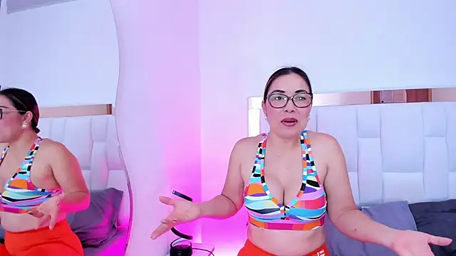 AnnaJaimes online show from December 5, 2025, 4:54 am