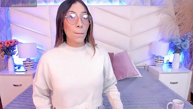 Lizzi Hotman  online show from February 5, 2026, 1:05 pm