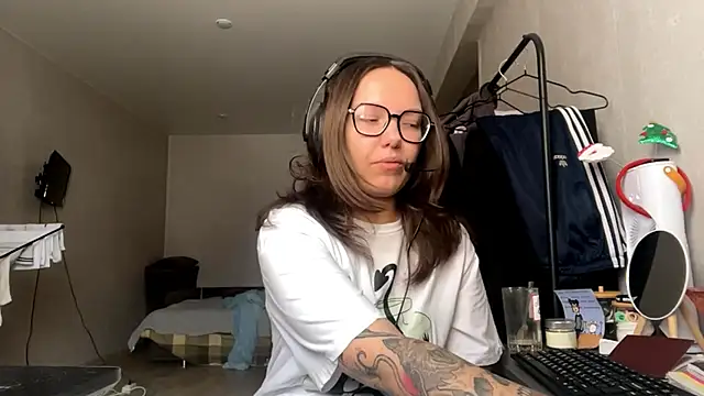 Snapshot of KerriMcbreen chatting on November 28, 2025, 5:10 am KerriMcbreen online show from November 28, 2025, 5:10 am