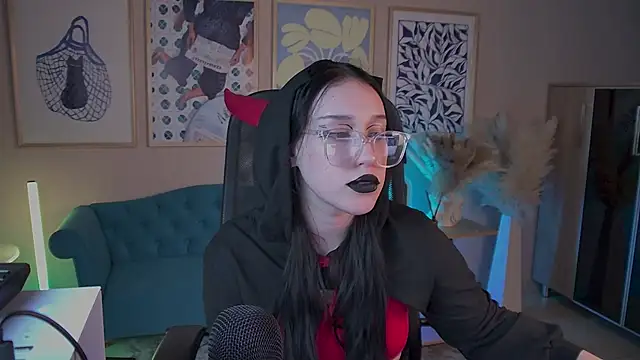 VivianMalone online show from December 3, 2025, 3:10 pm