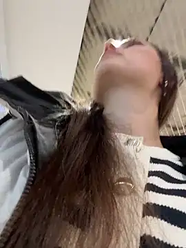 ZaraHill online show from December 2, 2025, 4:07 am