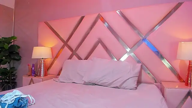 Snapshot of ViolettaLane chatting on December 2, 2025, 11:59 am ViolettaLane online show from December 2, 2025, 11:59 am