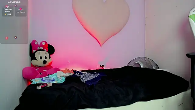 Mishell hot  online show from December 2, 2025, 7:53 pm