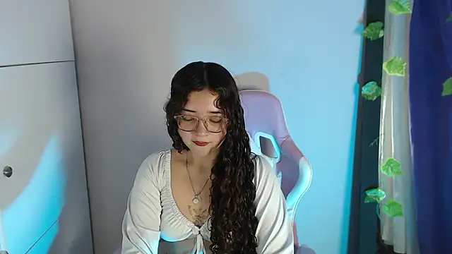 Snapshot of ZoeSinclair_5 chatting on December 3, 2025, 7:34 pm ZoeSinclair 5 online show from December 3, 2025, 7:34 pm