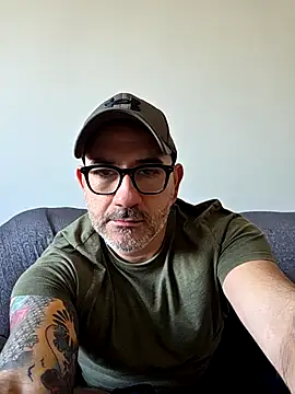 Snapshot of Aresal84 chatting on December 1, 2025, 12:32 pm Aresal84 online show from December 1, 2025, 12:32 pm