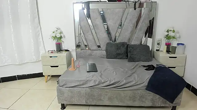 ZoeJhonsom online show from February 5, 2026, 8:13 pm