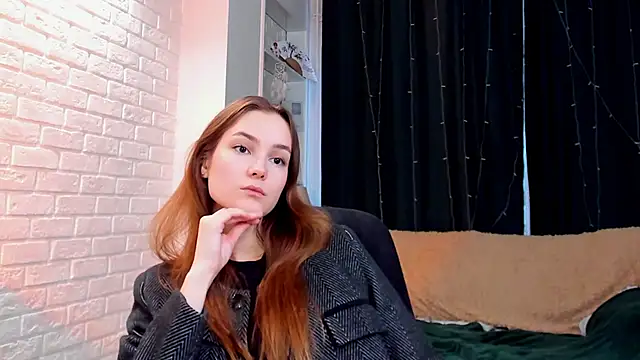 LouiseFlower  online show from December 2, 2025, 7:14 am