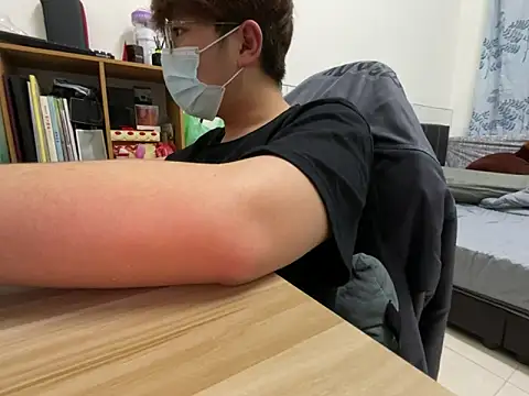 Snapshot of hiiiizzzz chatting on February 23, 2026, 3:42 pm hiiiizzzz online show from February 23, 2026, 3:42 pm