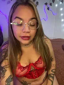 Snapshot of Lindalatina2001 chatting on April 28, 2026, 2:27 am Lindalatina2001 online show from April 28, 2026, 2:27 am