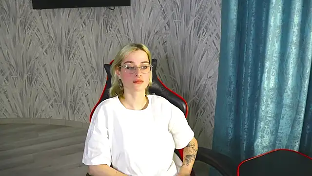 Snapshot of ValerieKirk chatting on December 2, 2025, 11:15 am ValerieKirk online show from December 2, 2025, 11:15 am