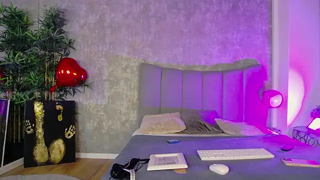 LucyRayy online show from February 24, 2026, 8:18 pm