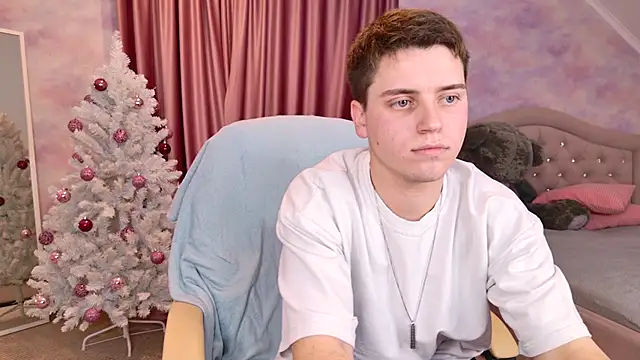 Snapshot of Olie_Sparkle chatting on December 5, 2025, 1:25 am Olie Sparkle online show from December 5, 2025, 1:25 am