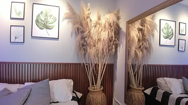 MIAROGGERSS online show from December 14, 2025, 3:34 am