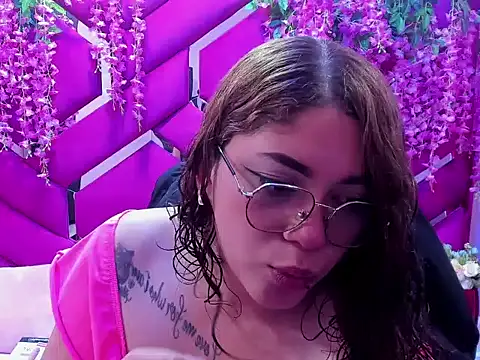 Snapshot of violeta_mon chatting on December 4, 2025, 11:52 am violeta mon online show from December 4, 2025, 11:52 am