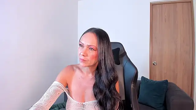 Snapshot of Cleoember_ chatting on June 4, 2026, 6:58 pm Cleoember online show from June 4, 2026, 6:58 pm