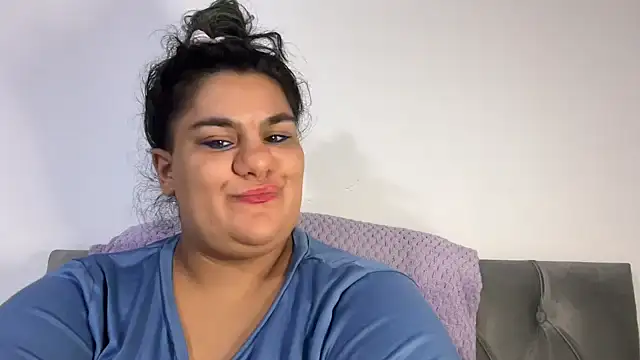 YoungCurvyLeah online show from August 4, 2026, 5:37 pm