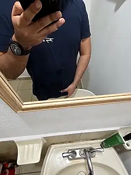 Snapshot of CharlyyX chatting on December 4, 2025, 2:10 am CharlyyX online show from December 4, 2025, 2:10 am