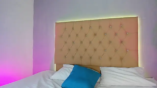 EmmaLawrence  online show from January 11, 2026, 8:03 pm