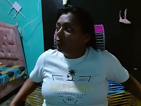 Snapshot of caro_lil chatting on June 16, 2026, 4:59 am caro lil online show from June 16, 2026, 4:59 am