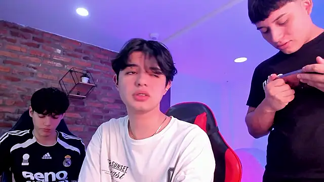 HotThreesoome online show from March 25, 2026, 12:44 pm