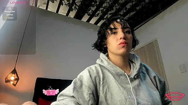 Kiara Fox   online show from February 5, 2026, 1:27 pm