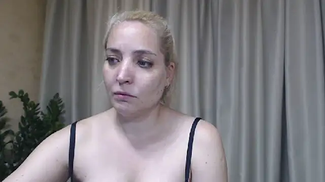 Snapshot of sweetpussy chatting on July 4, 2026, 3:18 pm sweetpussy online show from July 4, 2026, 3:18 pm