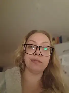 QueenDeluxe online show from February 21, 2026, 10:33 pm