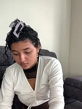 ladulcemary  online show from May 6, 2026, 12:10 pm