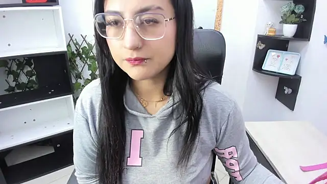 Snapshot of sophi_hardd_ chatting on February 4, 2026, 3:07 pm sophi hardd online show from February 4, 2026, 3:07 pm