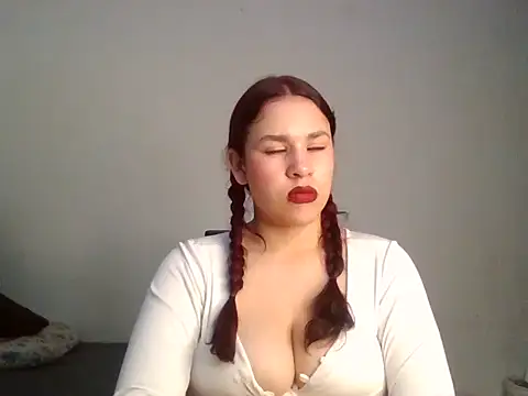 Mia 352 online show from April 12, 2026, 7:57 am