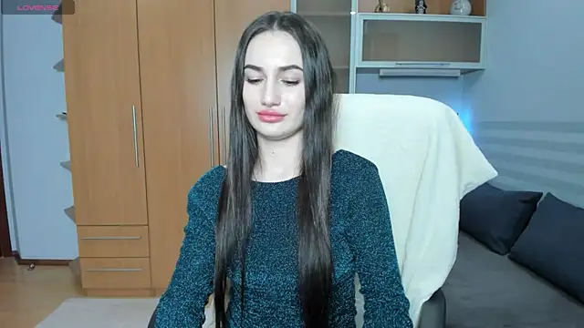 MiraaLes online show from April 17, 2026, 7:39 pm