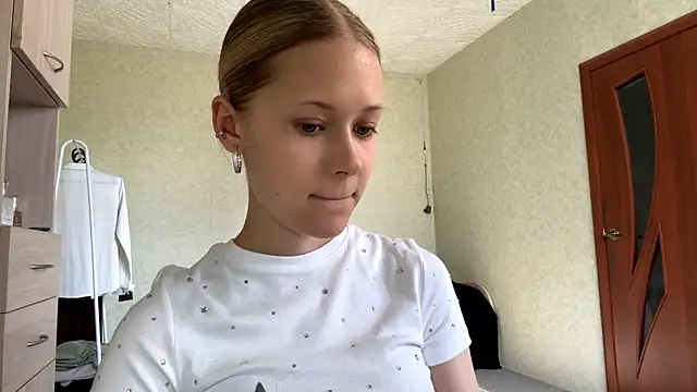 ZaidaSchwarten online show from March 14, 2026, 1:05 pm