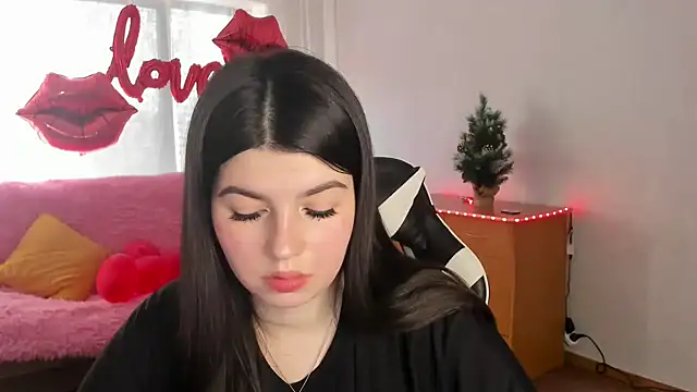 KisaModel online show from February 19, 2026, 7:37 am